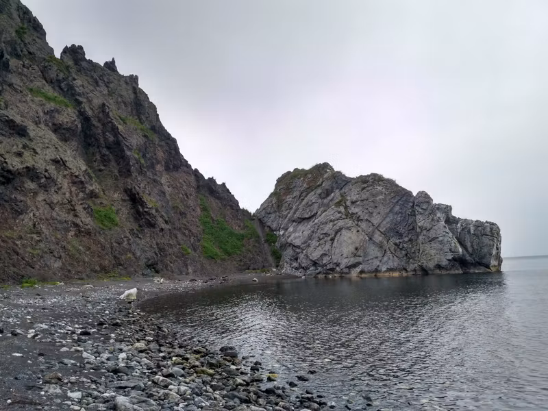 Мыс позади. Тропка, натянута веревка.