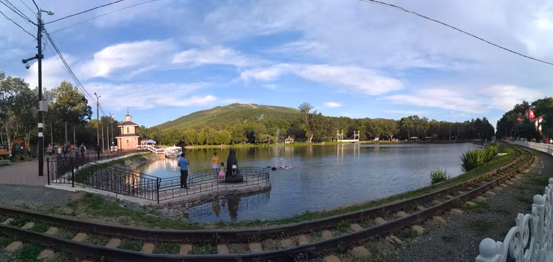 Верхнее водохранилище. Памятник сивучу. На склоне виден горнолыжный трамплин с искусственным покрытием.