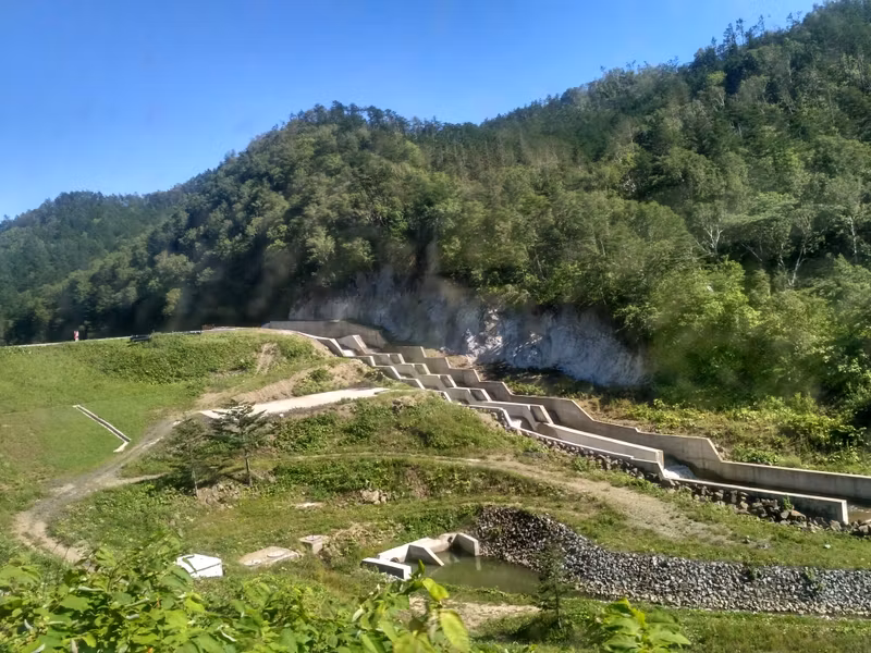 Водохранилище «Тайное» на р. Тый, снабжающее водой Холмск. Ступенчатые сливы.