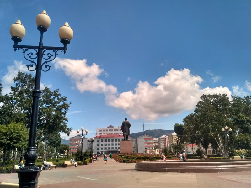 Корма Ильича, здание администрации, на склоне сопки видны трассы местной горнолыжки «Горный воздух»