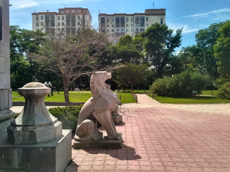 Всегда парами, одна фигура с открытой пастью-это мальчик, вторая с закрытой- это девочка. Символизируют собой добро и зло, правда какому полу присваивается то, или иное качество не уточняется.